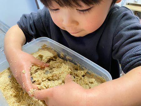 子どもと一緒にぬか床をかき混ぜました