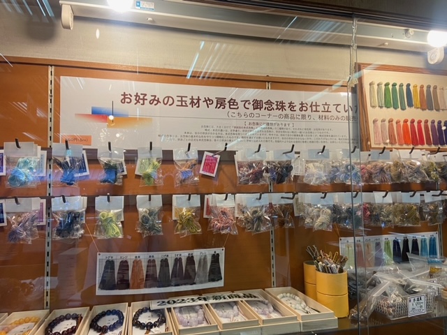 自分で素材を選んで念珠を作れるとは、取材で行くまで想像してませんでした。